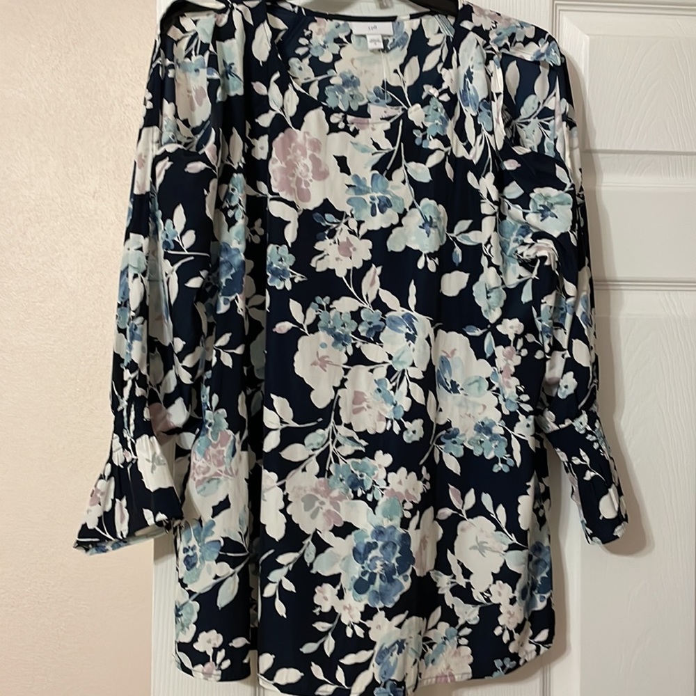 J. Jill beautiful cold shoulder soft floral blouse with gathered ruffle sleeve